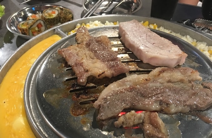 Ăn quá nhiều các món giàu đạm, chất béo dễ dẫn đến táo bón. Ảnh: Ly Nguyễn