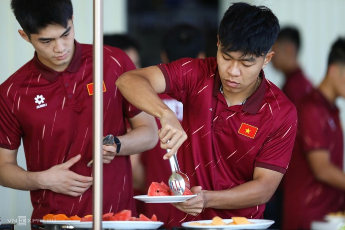 Các cầu thủ U22 Việt Nam dùng bữa tại khách sạn ở Bangkok, Thái Lan vào ngày 4/12/2025. Ảnh: Trung Thu