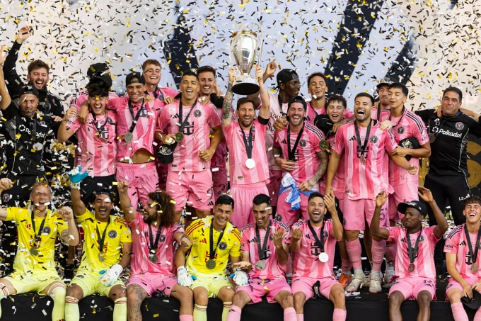Messi nâng Cup MLS 2025, sau khi Inter Miami đánh bại Vancouver Whitecaps 3-1 ở chung kết trên sân Chase ngày 6/12/2025. Ảnh: Reuters