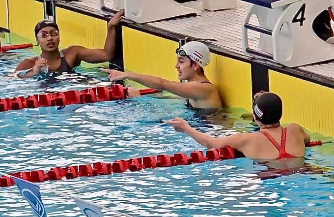 Kình ngư Thái Lan Mia Millar chỉ về vị trí đặt cờ sau khi kết thúc phần thi bơi ngửa 200m nữ. Ảnh: Chụp màn hình