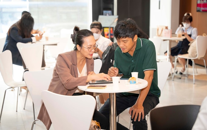 Hình ảnh khách hàng tìm hiểu một dự án tại TP HCM. Ảnh: Phương Uyên