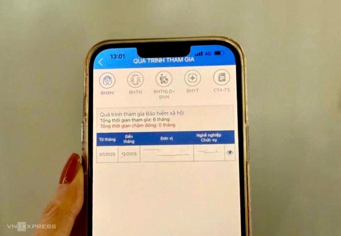 Chị Linh đóng BHXH 10 năm 7 tháng nhưng VssID chỉ hiển thị 6 tháng. Ảnh: Hồng Chiêu