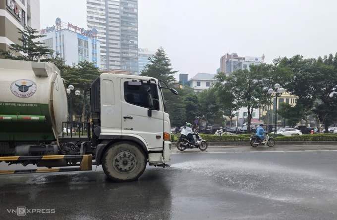 Xe phun nước rửa đường giảm bụi trên đường Lê Văn Lương, phường Thanh Xuân. Ảnh: Võ Hải