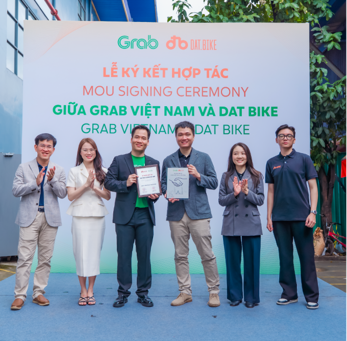 Đại diện Dat Bike và Grab ký thỏa thuận hợp tác hồi tháng 10. Ảnh: Dat Bike