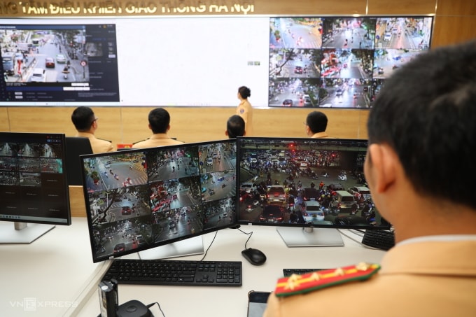 Bên trong Trung tâm điều khiển giao thông của Hà Nội. Ảnh: Việt An