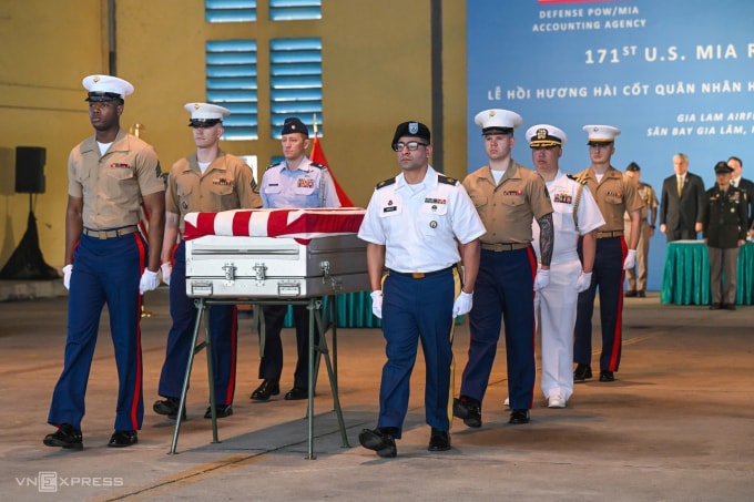 Các sĩ quan Quân đội Mỹ làm thủ tục nhận bàn giao hài cốt từ phía Việt Nam. Ảnh: Giang Huy