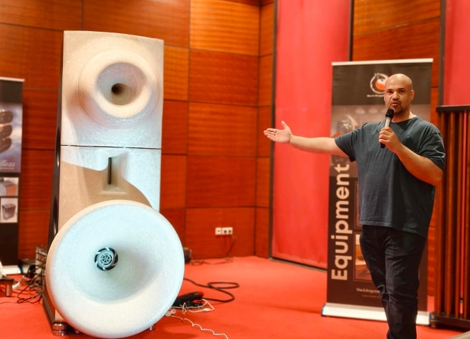 Đại diện Aries Cerat chia sẻ về thiết bị của hãng hôm 12/12, trước khi sự kiện diễn ra. Ảnh: Công Tâm