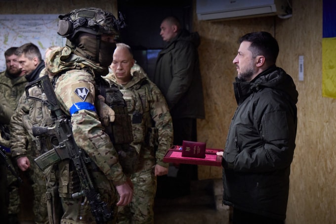 Tổng thống Zelensky trao thưởng cho một người lính Ukraine tại Kupyansk, tỉnh Kharkov ngày 12/12. Ảnh: AFP
