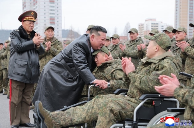 Ông Kim Jong-un gặp gỡ các binh sĩ Triều Tiên trở về từ Nga trong buổi lễ hôm 12/12. Ảnh: KCNA