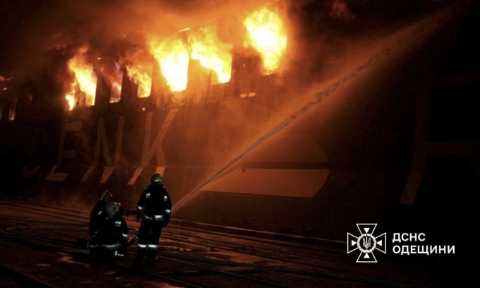 Lính cứu hỏa khống chế đám cháy bùng phát từ một con tàu bị trúng tên lửa của Nga tại thị trấn Chornomorsk, tỉnh Odessa,miền nam Ukraine, ngày 12/12. Ảnh: Reuters