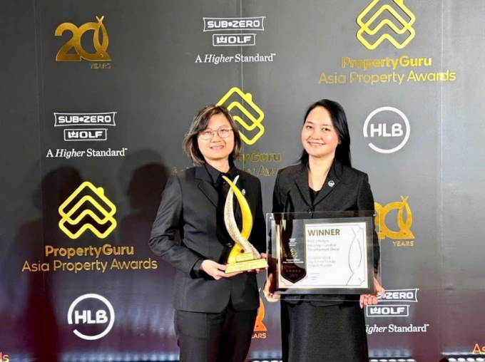 Đại diện nhà sáng lập Ecopark nhận giải thưởng Dự án nhà ở phong cách nhất Châu Á năm 2025 cho phân khu Đảo Châu Âu, Eco Central Park. Ảnh: Ecopark