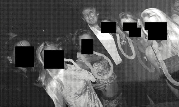 Ông Donald Trump chụp chung với 6 người phụ nữ trong bức ảnh được đảng Dân chủ công bố ngày 12/12 liên quan đến tỷ phú ấu dâm Jeffrey Epstein. Ảnh: House Oversight Committee