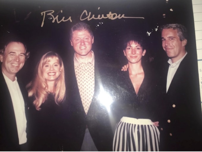 Cựu tổng thống Mỹ Bill Clinton (giữa) trong một bức ảnh do đảng Dân chủ công bố ngày 12/12. Ảnh: House Oversight Committee