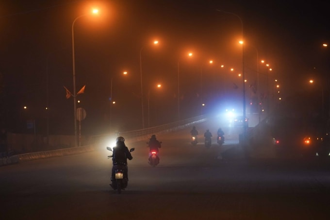 Ô nhiễm không khí nghiêm trọng trong đêm ở Hà Nội. Ảnh: Thanh Hải