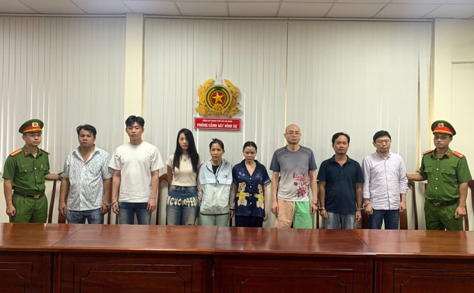 Nhóm người Hàn Quốc cùng các đồng phạm lúc bị bắt. Ảnh: Nhật Vy