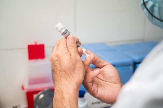 Cán bộ y tế chuẩn bị tiêm vaccine cho trẻ em ở Mendoza. Ảnh: Cơ quan y tế Mendoza