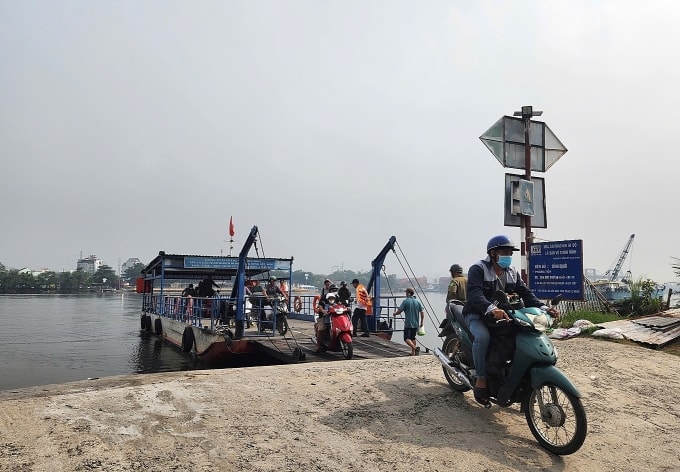 Khách từ Thủ Đức qua phà vào trung tâm TP HCM, sáng 13/12. Ảnh: Giang Anh