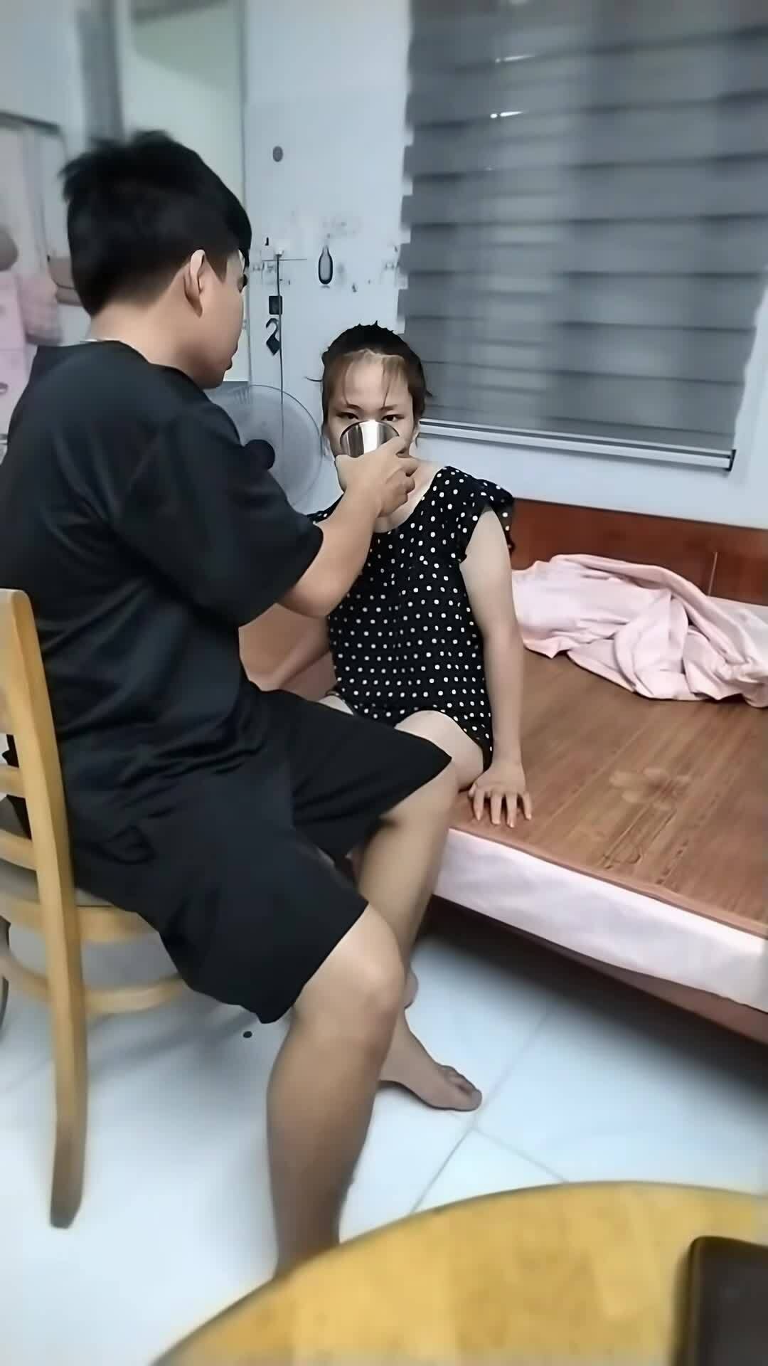 Chàng trai cưới vợ ngồi xe lăn sau 5 năm yêu