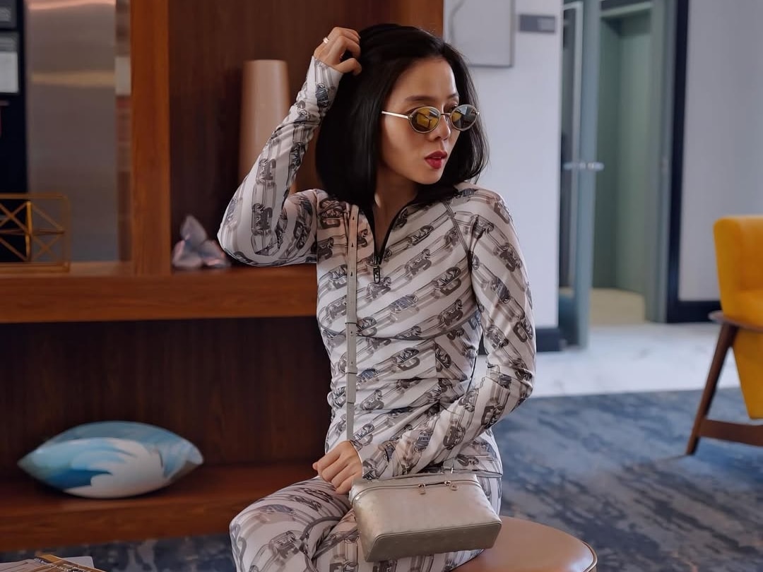 Lệ Quyên diện quần legging họa tiết