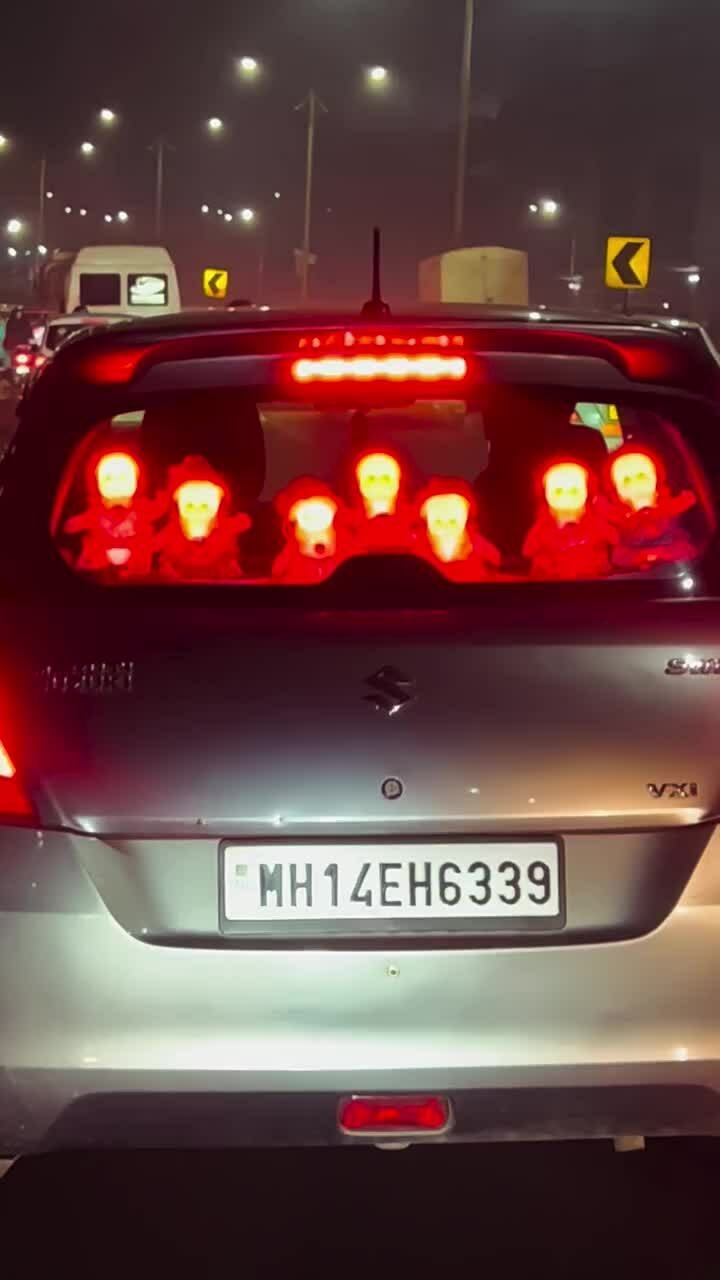 Tài xế bày búp bê 'dọa ma' người phía sau