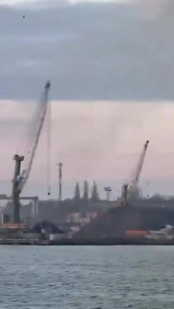 Nga tập kích cảng Ukraine, làm hư hại loạt tàu hàng