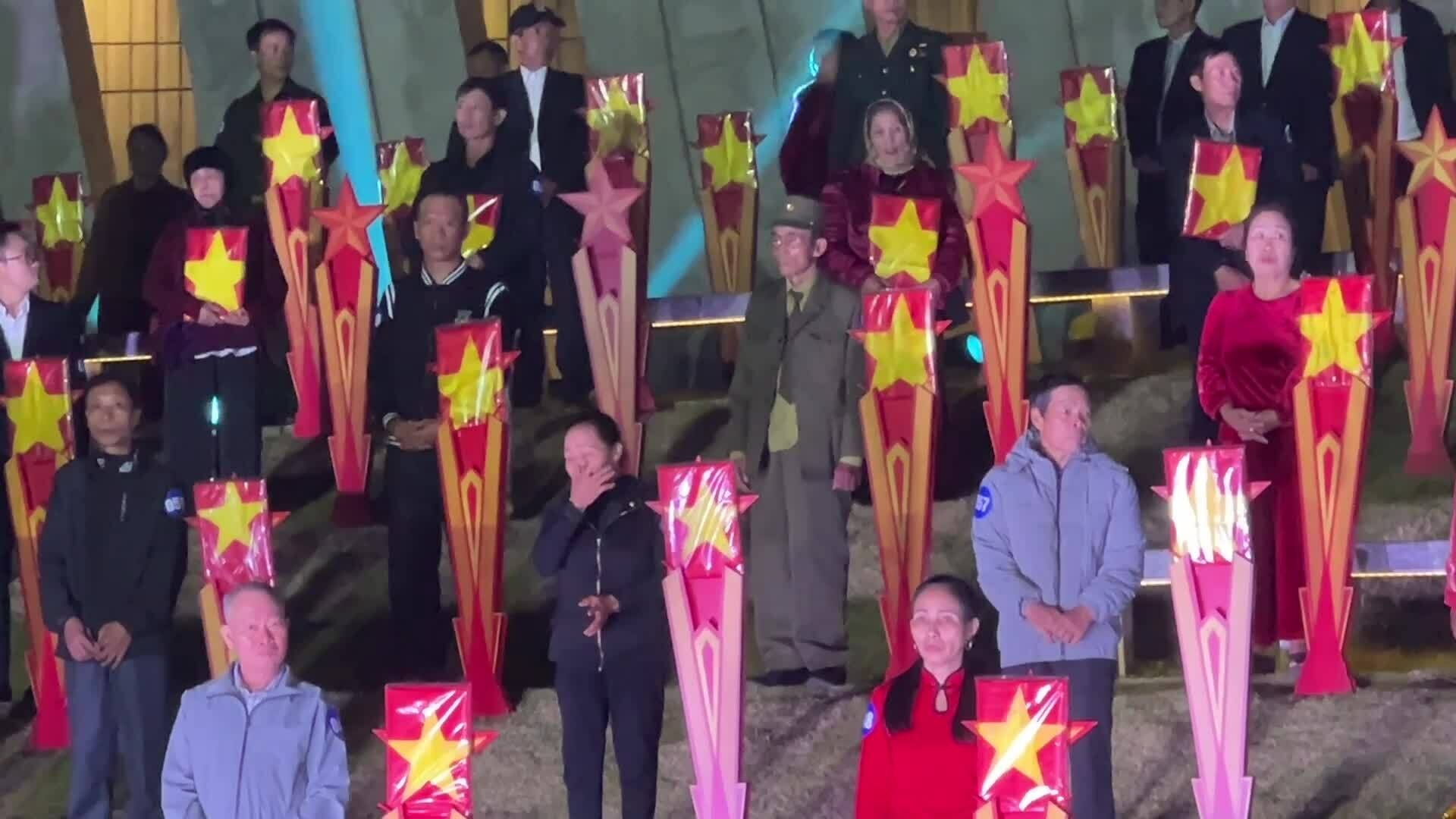 Nước mắt người thân đêm 'gặp' liệt sĩ qua di ảnh