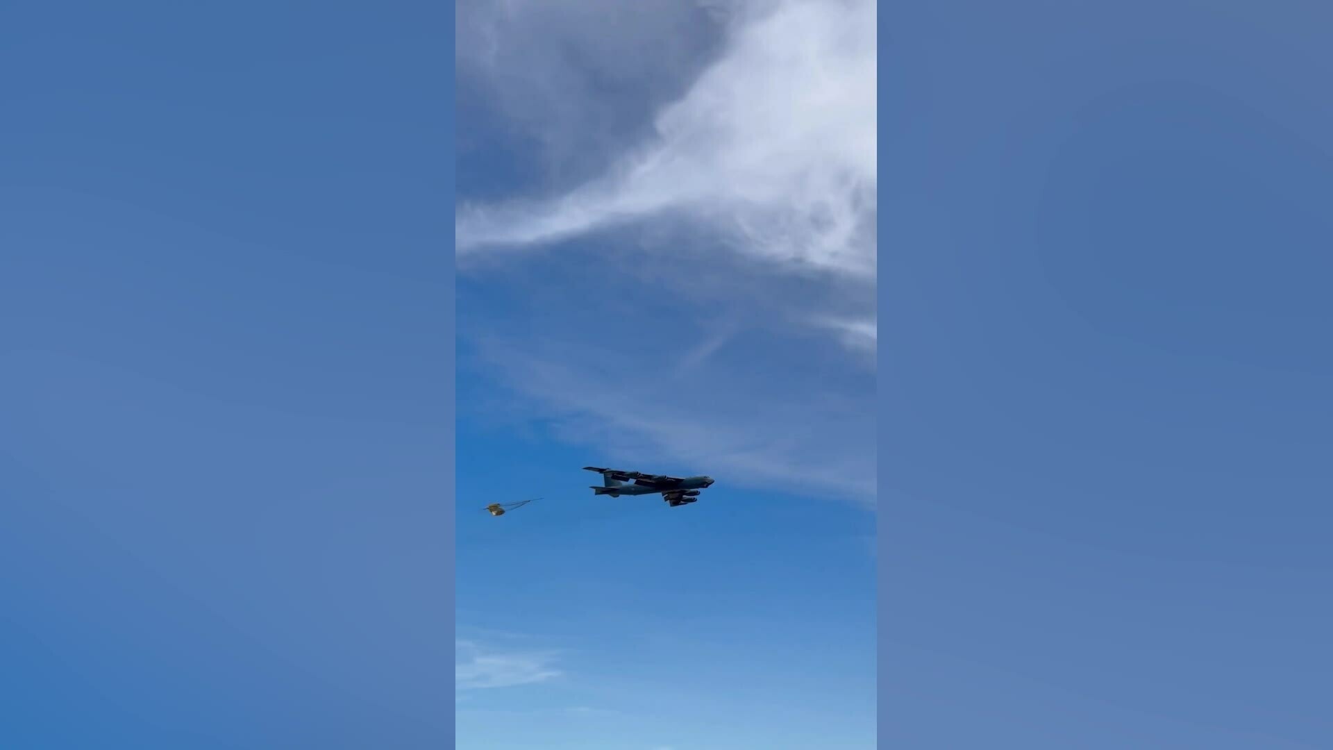 Oanh tạc cơ B-52 bung dù hãm giữa không trung