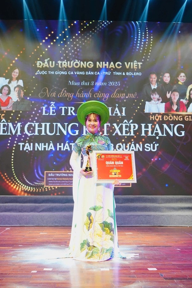 Nữ điều dưỡng chiến thắng Quán quân Đấu Trường Nhạc Việt 2025 ở tuổi ngoài 50- Ảnh 2.