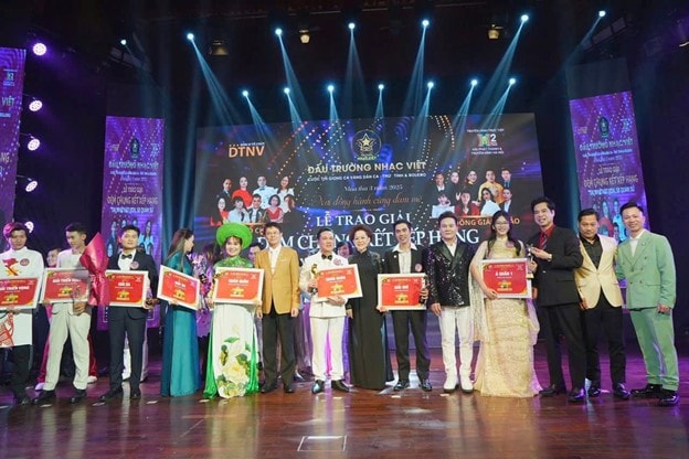 Nữ điều dưỡng chiến thắng Quán quân Đấu Trường Nhạc Việt 2025 ở tuổi ngoài 50- Ảnh 7.