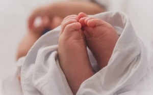 Đang ăn cá chiên, người phụ nữ phát hiện ra thứ đáng sợ  - Ảnh 2.