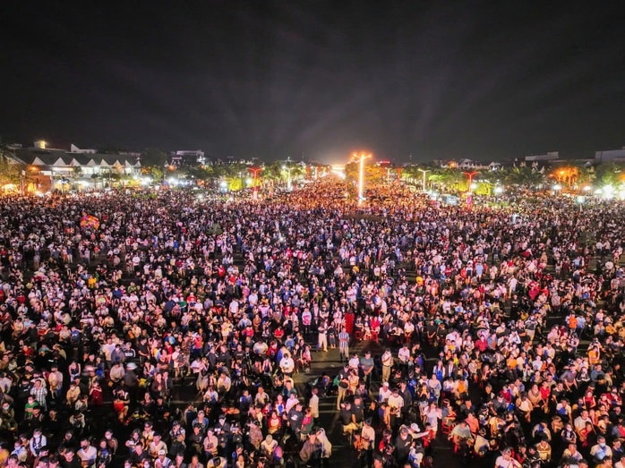 Giải độc đắc Xổ số miền Nam lộ diện tại phường đông dân nhất cả nước - Ảnh 2. Giải độc đắc Xổ số miền Nam lộ diện tại phường đông dân nhất cả nước - Ảnh 2.