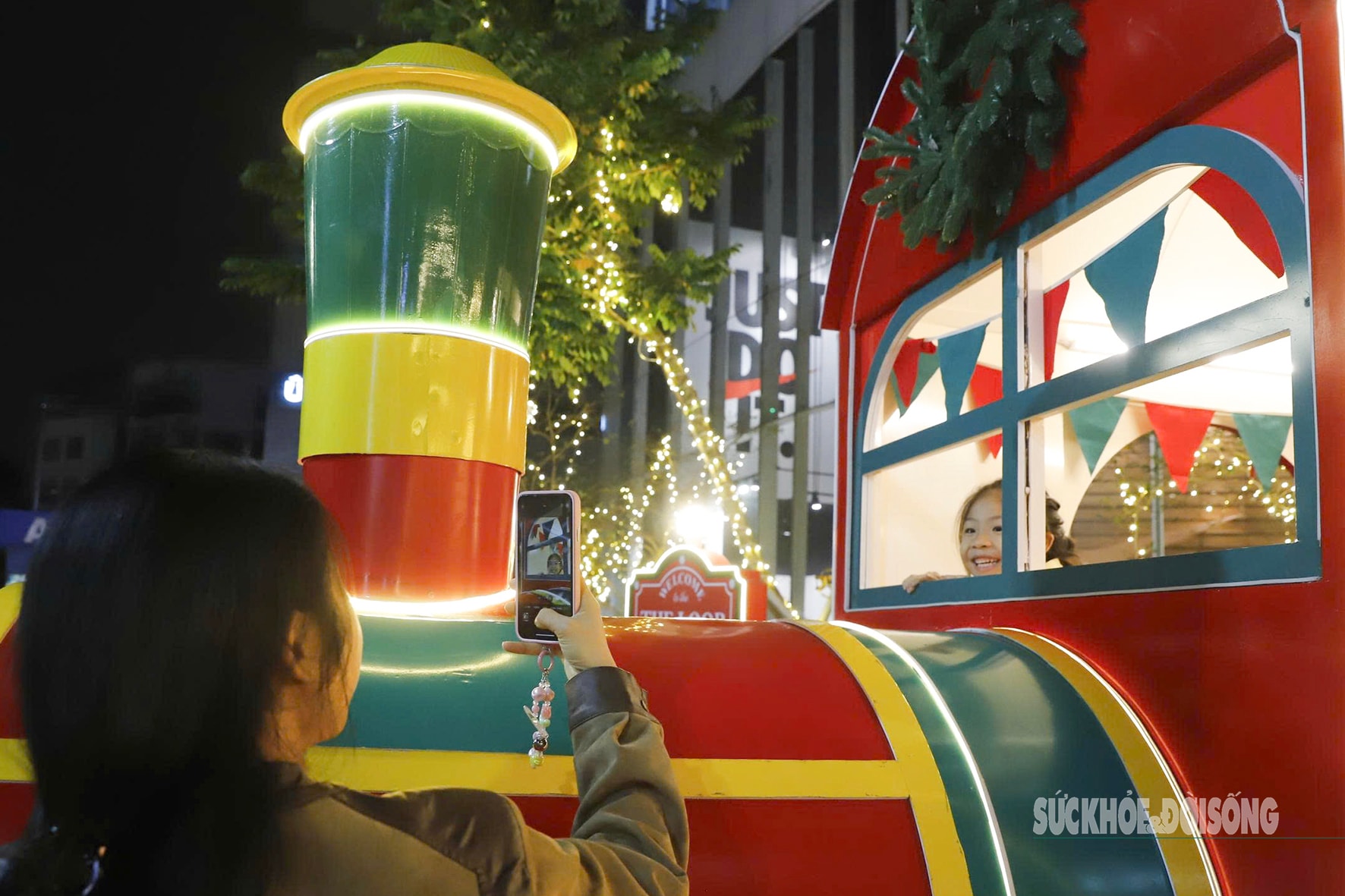 Hà Nội lung linh với hàng loạt cây thông Noel khổng lồ- Ảnh 5.