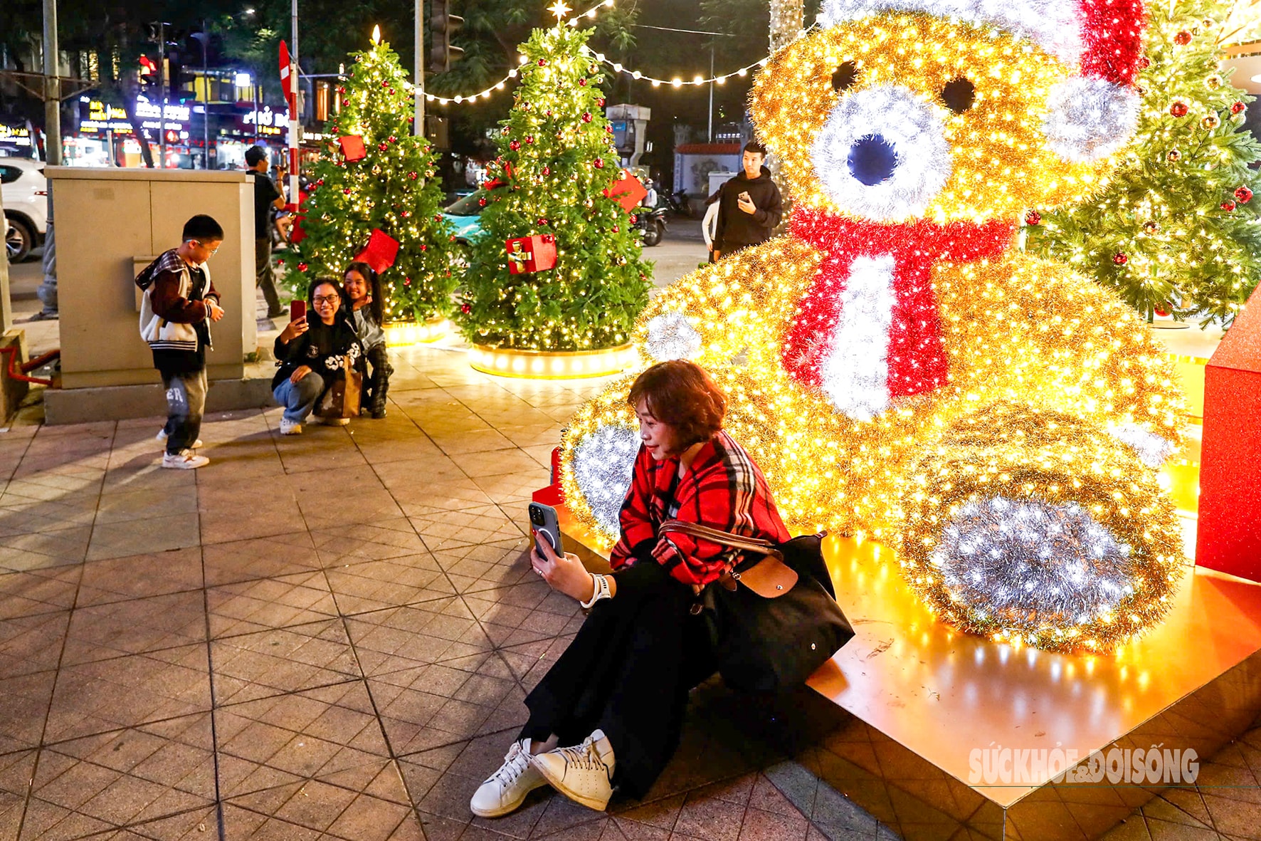 Hà Nội lung linh với hàng loạt cây thông Noel khổng lồ- Ảnh 1.