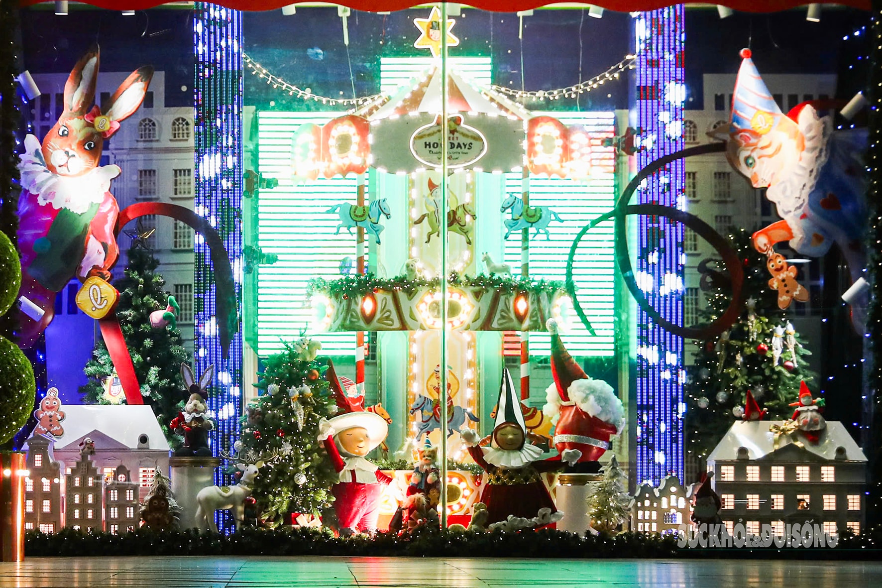 Hà Nội lung linh với hàng loạt cây thông Noel khổng lồ- Ảnh 7.