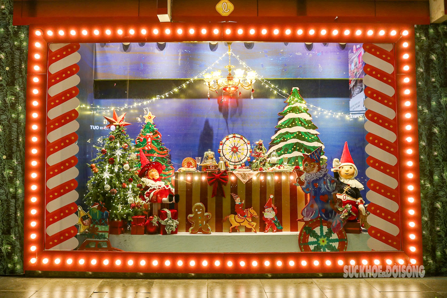 Hà Nội lung linh với hàng loạt cây thông Noel khổng lồ- Ảnh 6.