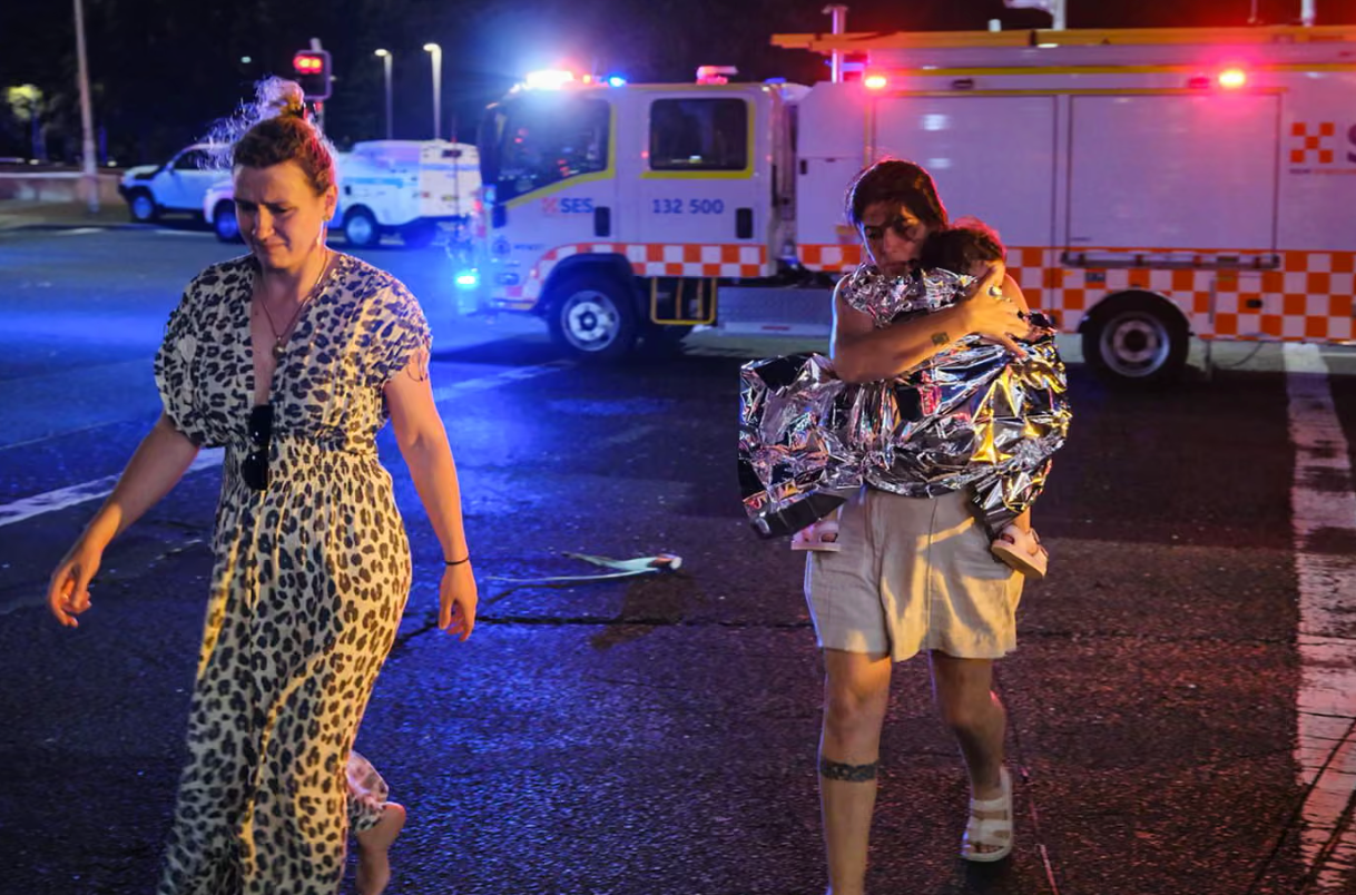 Mọi người nhanh chóng di chuyển khỏi hiện trường ngay sau đó. (Ảnh: Getty)