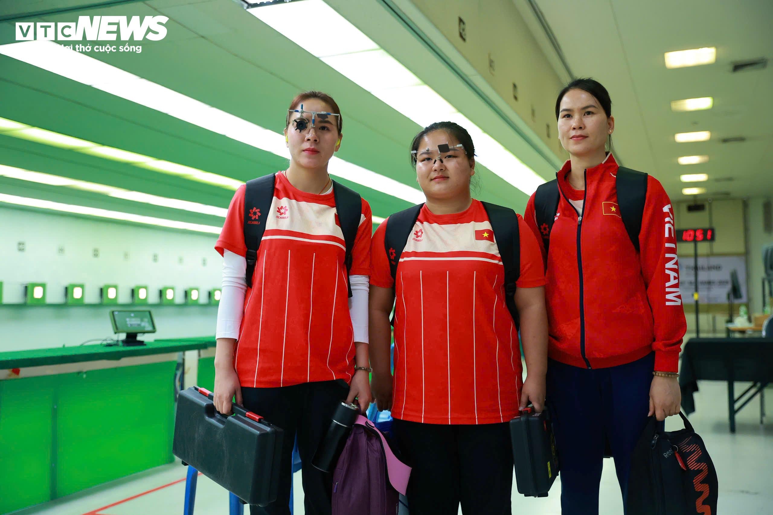 3 xạ thủ Việt Nam gồm Trịnh Thu Vinh, Nguyễn Thuỳ Trang, Triệu Thị Hoa Hồng (từ trái sang).