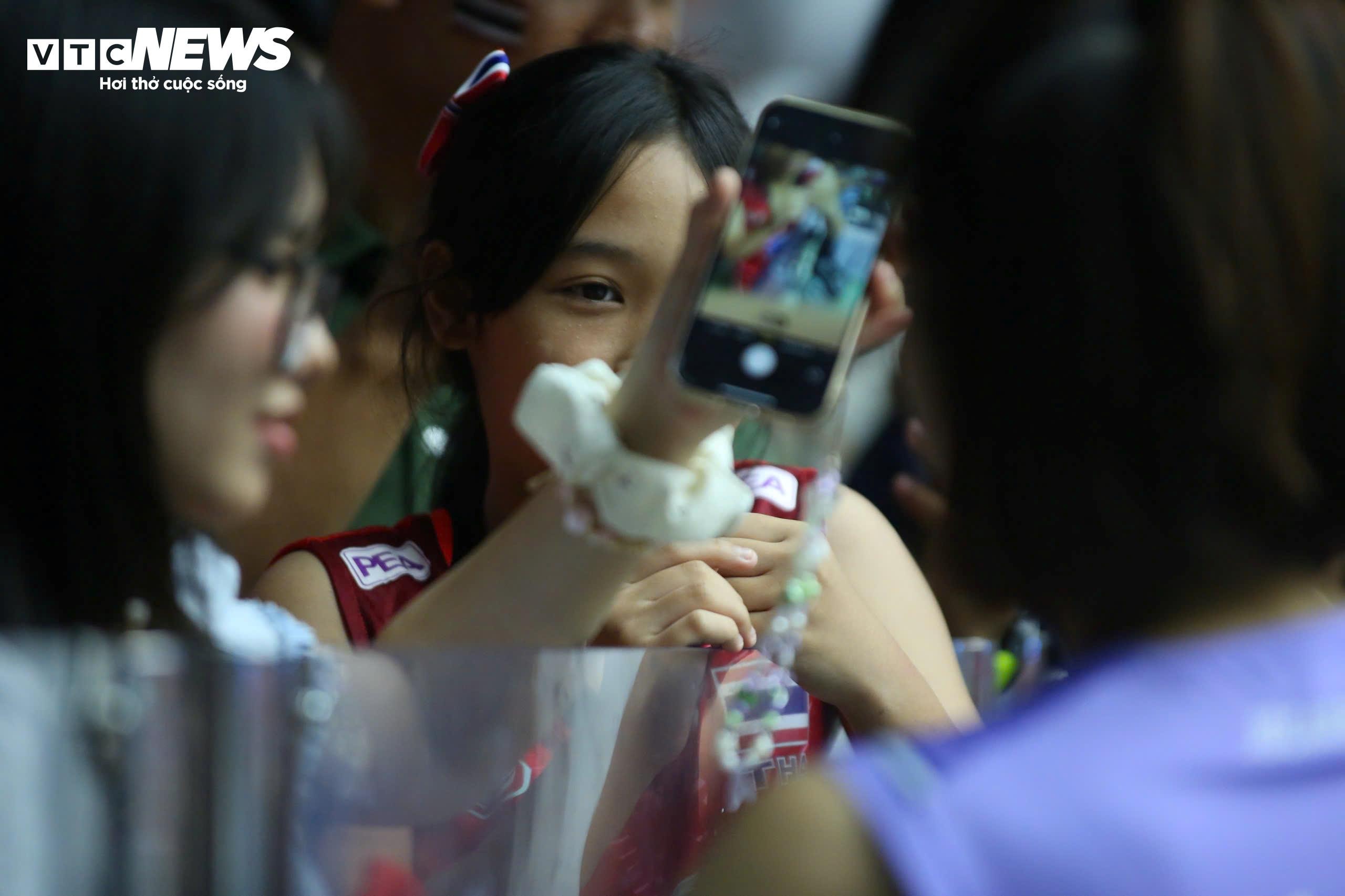 Một cổ động viên nhí của Thái Lan đã chờ rất lâu và liên tục gọi tên các vận động viên để xin chữ kí vào quả bóng lưu niệm, Dàn cổ động viên Việt Nam xuất hiện những nụ cười