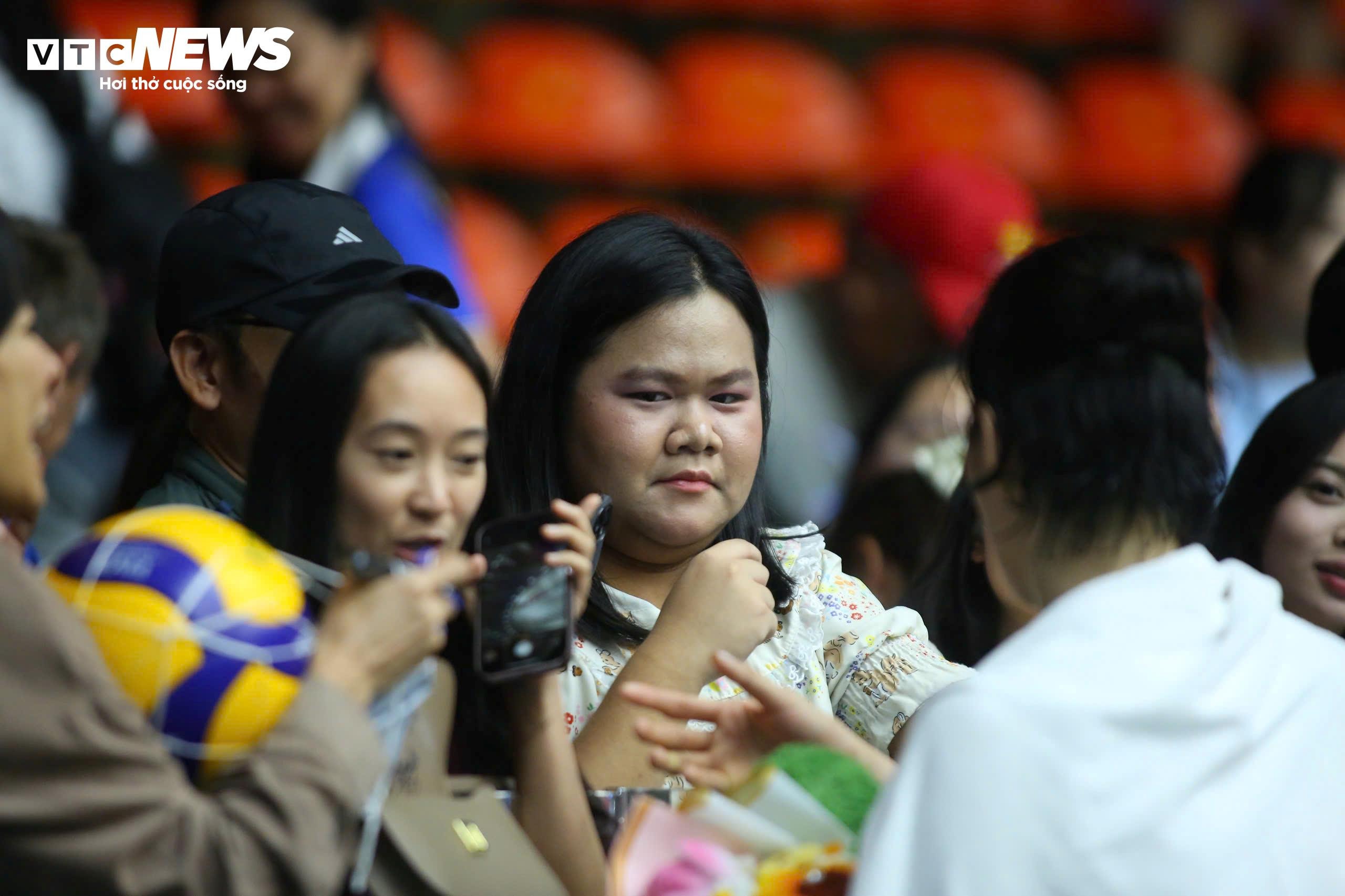 Ngay cả nhiều cổ động viên của chủ nhà cũng muốn xin chữ kí của các vận động viên Việt Nan, đặc biệt là Thanh Thúy và Lâm Oanh. Một cổ động viên nhí của Thái Lan đã chờ rất lâu và liên tục gọi tên các vận động viên để xin chữ kí vào quả bóng lưu niệm, Dàn cổ động viên Việt Nam xuất hiện những nụ cười
