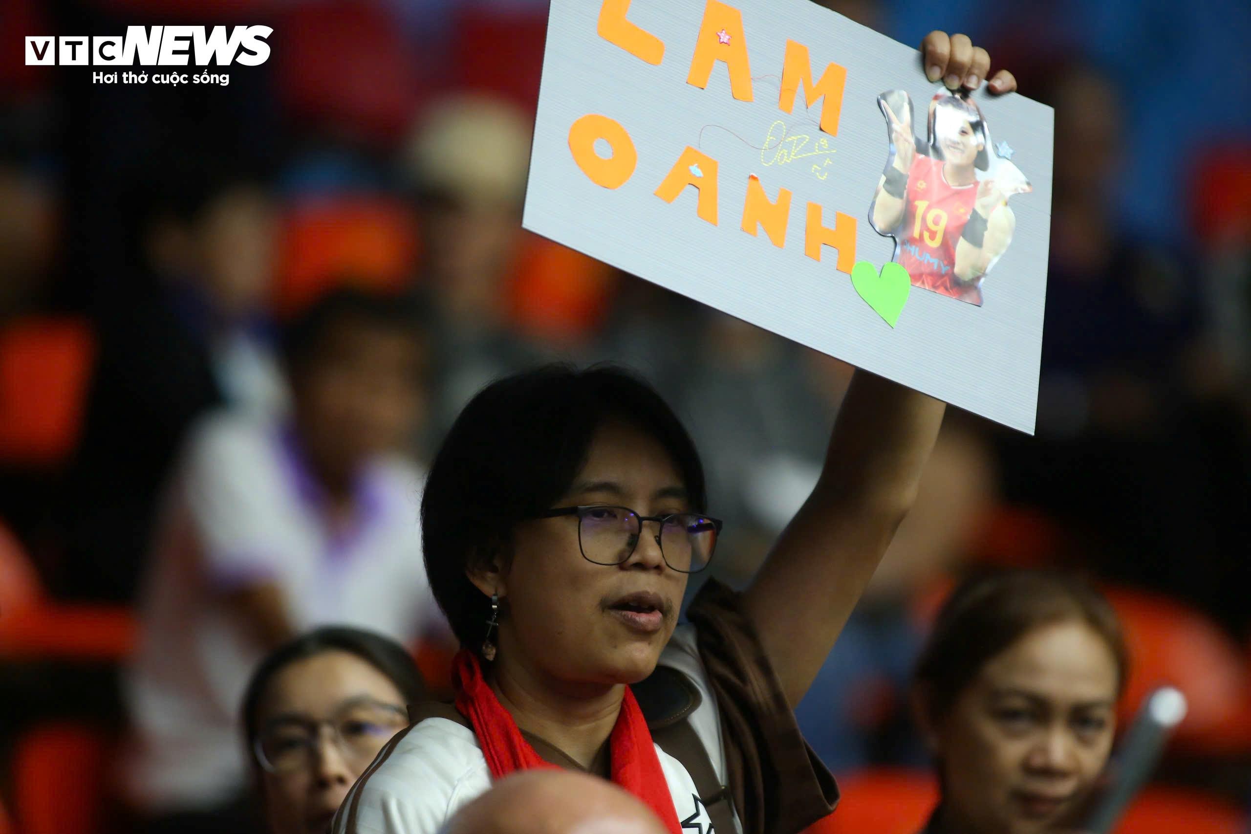 Một người hâm mộ đã làm riêng biển cổ vũ cho Lâm Oanh. Các thành viên ban huấn luyện và vận động viên vui vẻ cùng chụp hình selfie. Các cổ động viên không giấu được niềm vui và chờ đợi Lâm Oanh cùng đồng đội để được chụp hình. Họ đã được thỏa mong ước khi các vận động viên nhanh chóng kết thúc màn ăn mừng để tiến lại khán đài. Ngay cả nhiều cổ động viên của chủ nhà cũng muốn xin chữ kí của các vận động viên Việt Nan, đặc biệt là Thanh Thúy và Lâm Oanh. Một cổ động viên nhí của Thái Lan đã chờ rất lâu và liên tục gọi tên các vận động viên để xin chữ kí vào quả bóng lưu niệm, Dàn cổ động viên Việt Nam xuất hiện những nụ cười