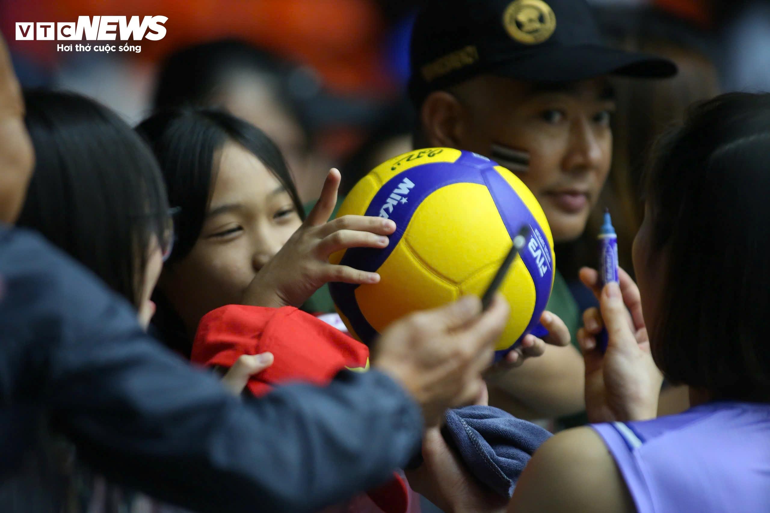 Một cổ động viên nhí của Thái Lan đã chờ rất lâu và liên tục gọi tên các vận động viên để xin chữ kí vào quả bóng lưu niệm, Dàn cổ động viên Việt Nam xuất hiện những nụ cười