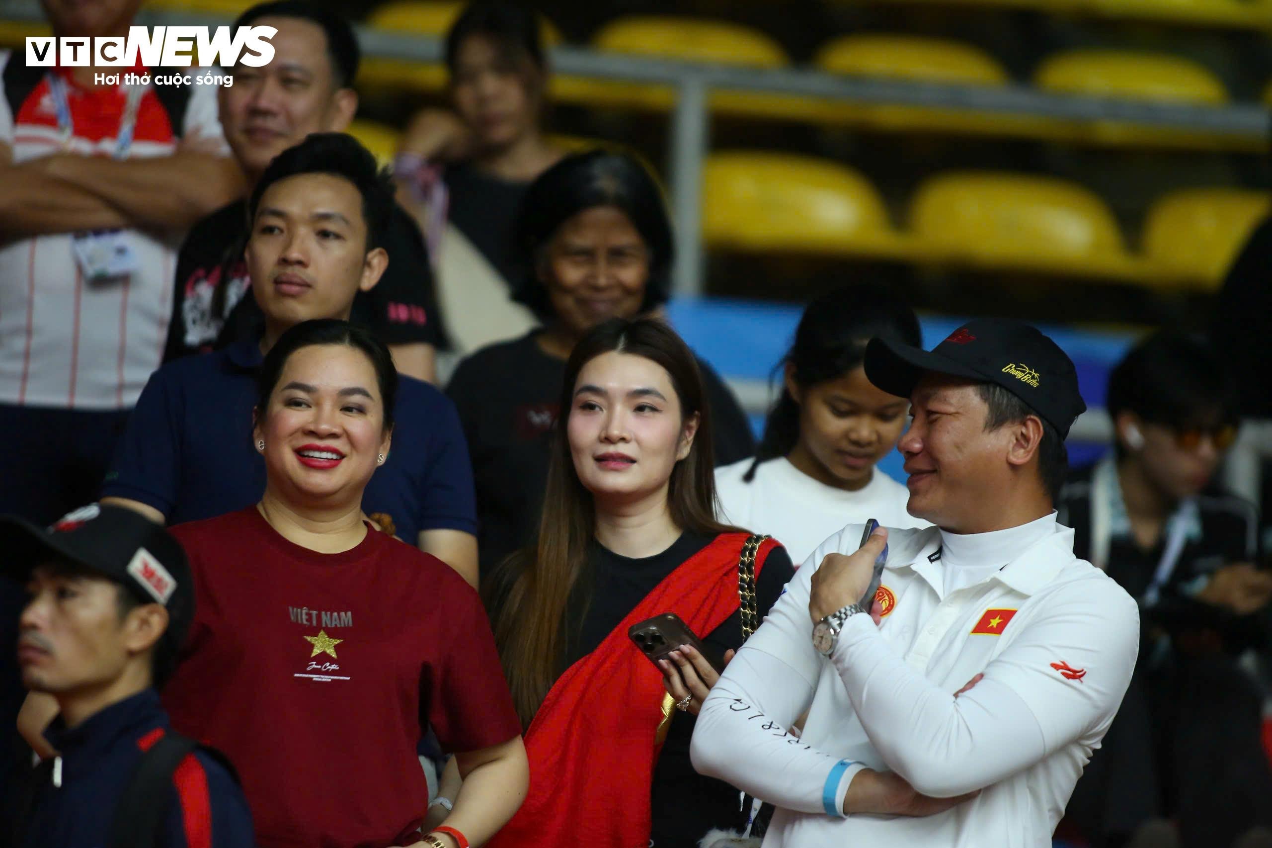 Trên khán đài còn có sự xuất hiện của bà Tracy Thư Lương - nữ doanh nhân nổi tiếng ở TP.HCM trong lĩnh vực xe hơi. Bà Thư Lương là nữ doanh nhân đầu tiên ở Việt Nam sở hữu đội thể thao chuyên nghiệp - CLB bóng rổ Thang Long Warriors. Chiến thắng trước Philippines đưa Việt Nam vào chung kết và đối thủ vẫn là chủ nhà Thái Lan.