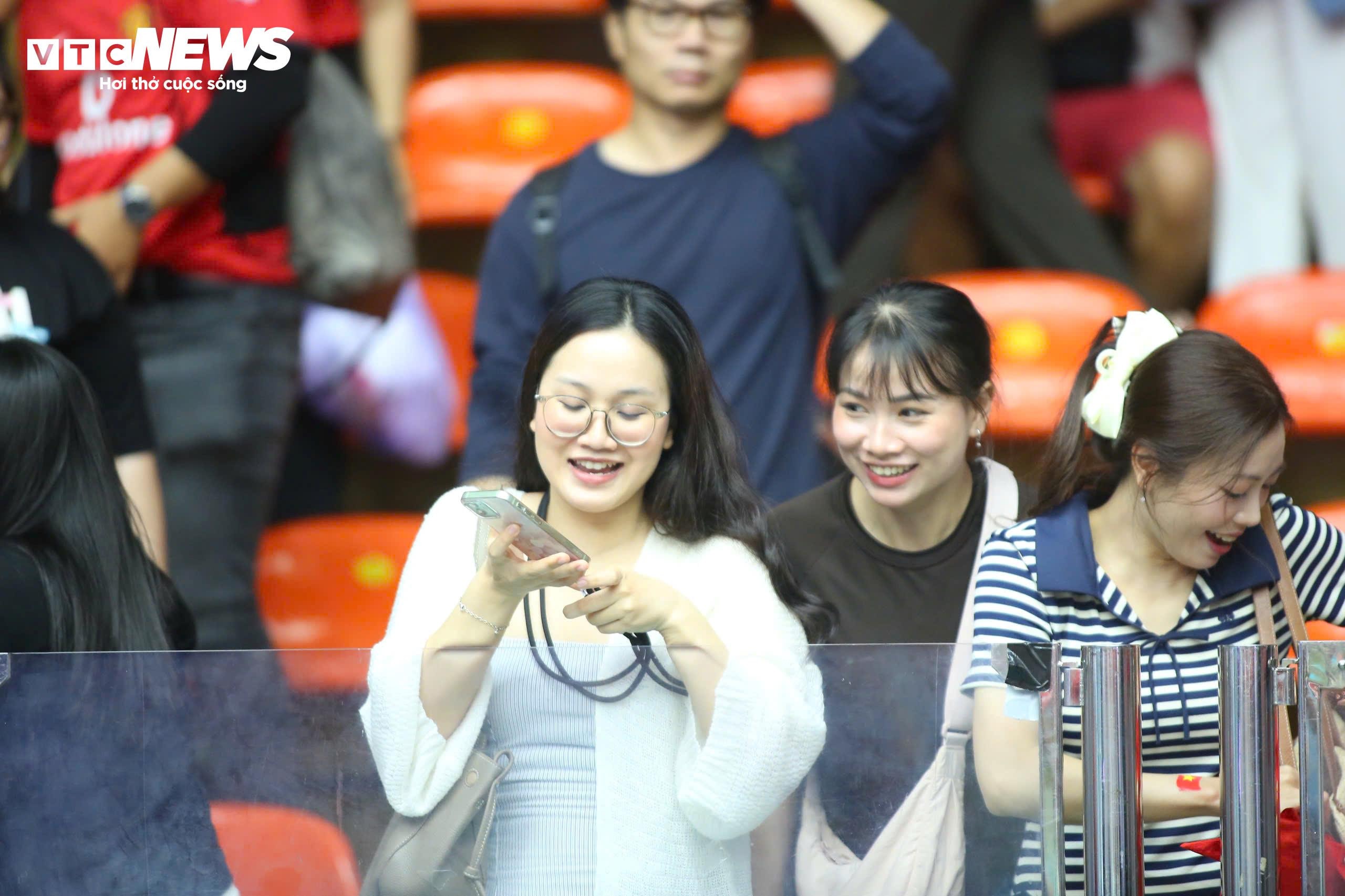 Các cổ động viên không giấu được niềm vui và chờ đợi Lâm Oanh cùng đồng đội để được chụp hình. Họ đã được thỏa mong ước khi các vận động viên nhanh chóng kết thúc màn ăn mừng để tiến lại khán đài. Ngay cả nhiều cổ động viên của chủ nhà cũng muốn xin chữ kí của các vận động viên Việt Nan, đặc biệt là Thanh Thúy và Lâm Oanh. Một cổ động viên nhí của Thái Lan đã chờ rất lâu và liên tục gọi tên các vận động viên để xin chữ kí vào quả bóng lưu niệm, Dàn cổ động viên Việt Nam xuất hiện những nụ cười