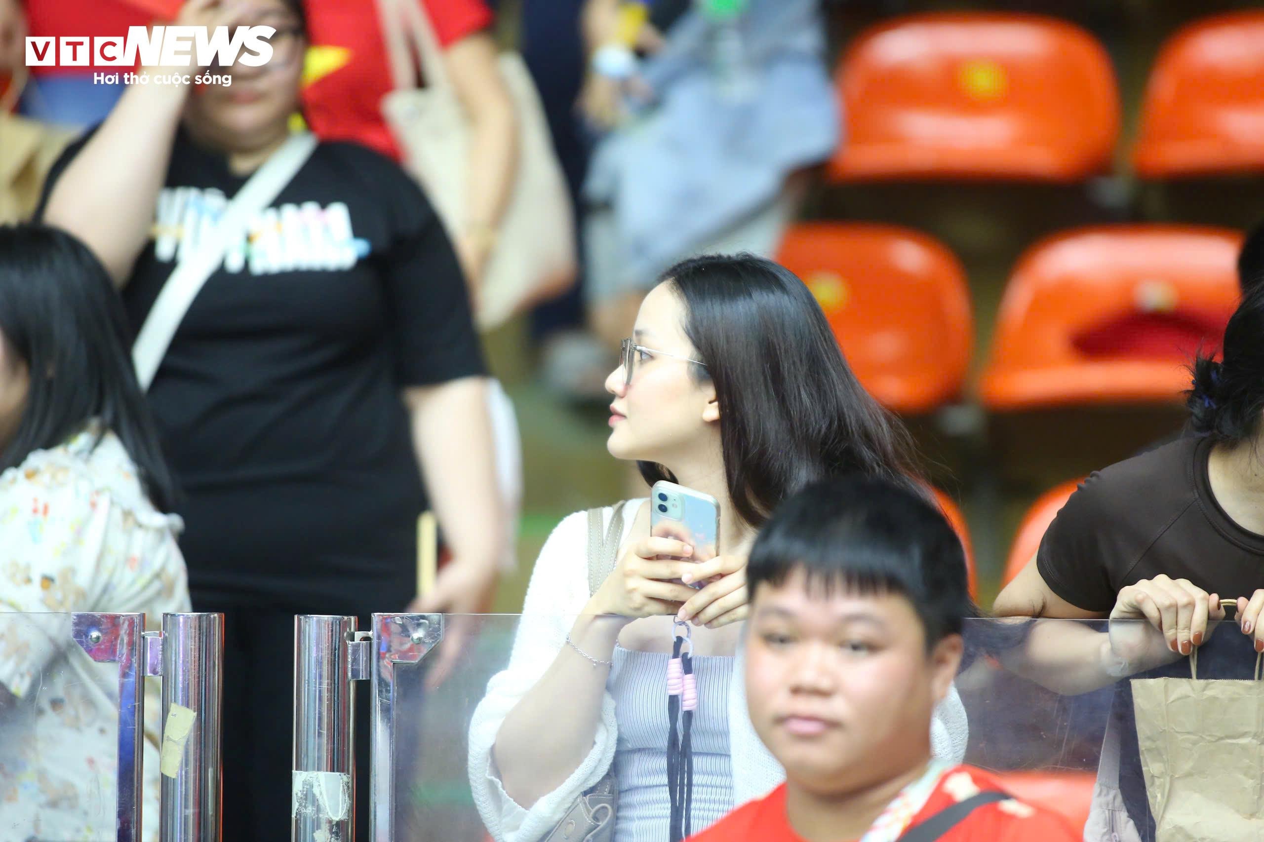 Họ đã được thỏa mong ước khi các vận động viên nhanh chóng kết thúc màn ăn mừng để tiến lại khán đài. Ngay cả nhiều cổ động viên của chủ nhà cũng muốn xin chữ kí của các vận động viên Việt Nan, đặc biệt là Thanh Thúy và Lâm Oanh. Một cổ động viên nhí của Thái Lan đã chờ rất lâu và liên tục gọi tên các vận động viên để xin chữ kí vào quả bóng lưu niệm, Dàn cổ động viên Việt Nam xuất hiện những nụ cười