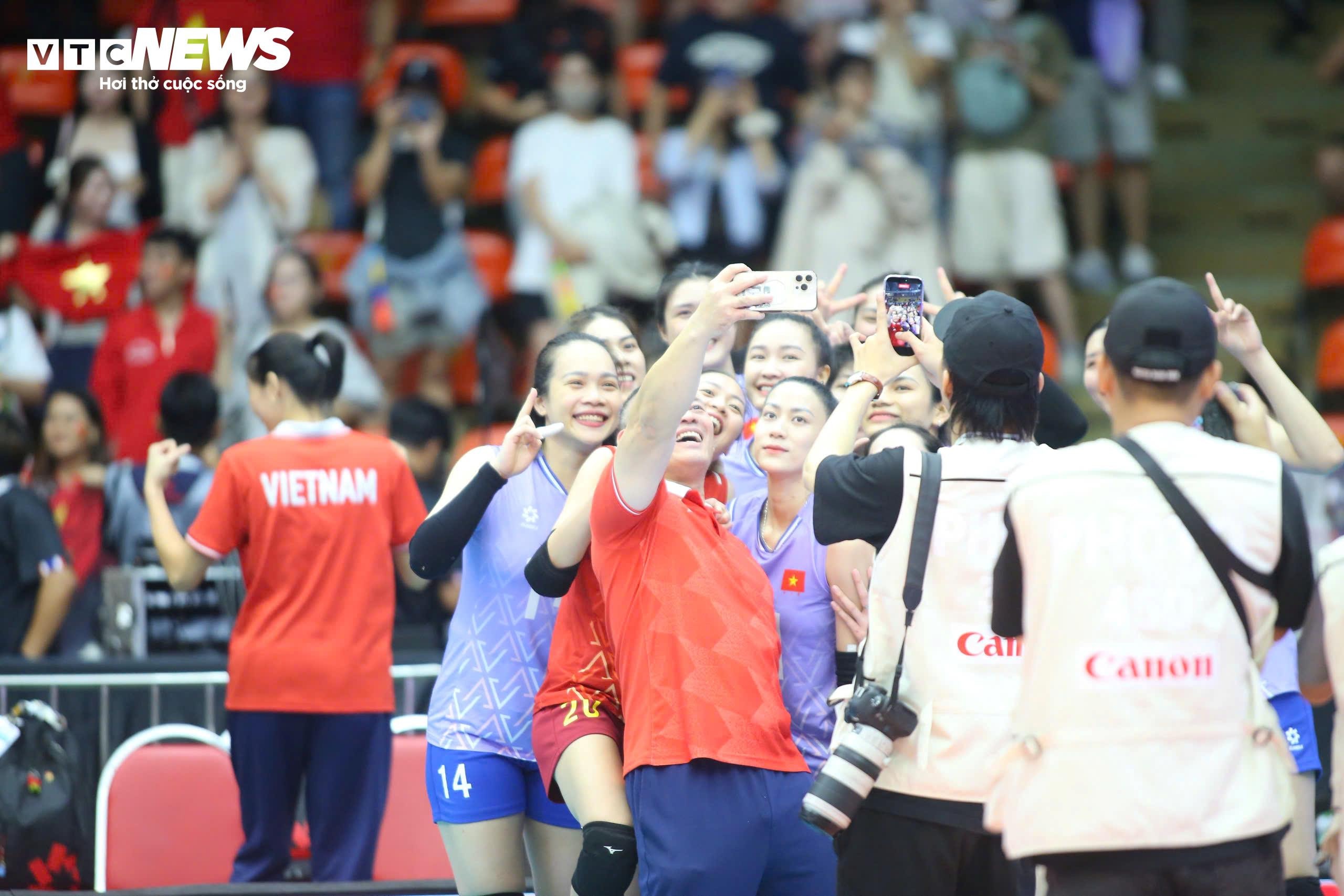 Các thành viên ban huấn luyện và vận động viên vui vẻ cùng chụp hình selfie. Các cổ động viên không giấu được niềm vui và chờ đợi Lâm Oanh cùng đồng đội để được chụp hình. Họ đã được thỏa mong ước khi các vận động viên nhanh chóng kết thúc màn ăn mừng để tiến lại khán đài. Ngay cả nhiều cổ động viên của chủ nhà cũng muốn xin chữ kí của các vận động viên Việt Nan, đặc biệt là Thanh Thúy và Lâm Oanh. Một cổ động viên nhí của Thái Lan đã chờ rất lâu và liên tục gọi tên các vận động viên để xin chữ kí vào quả bóng lưu niệm, Dàn cổ động viên Việt Nam xuất hiện những nụ cười