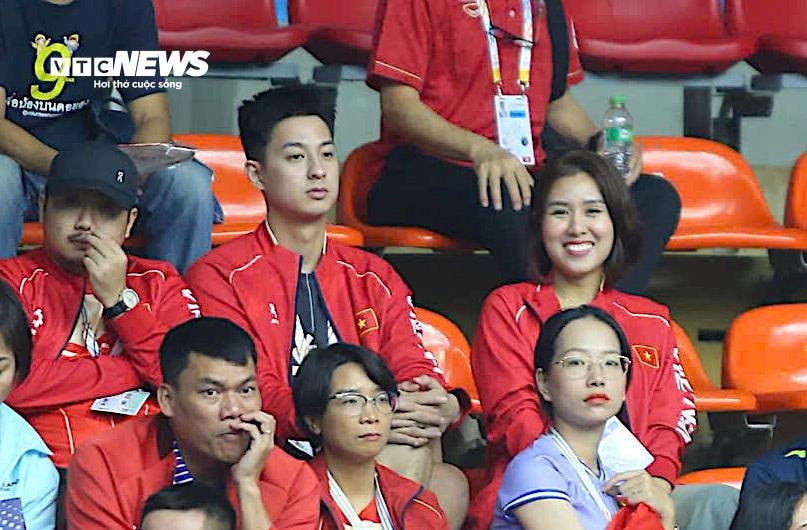 Bà Lê Vũ Hồng Ngọc sinh năm 1992 - là con gái của ông Lê Văn Thành - Chủ tịch tập đoàn thể thao Động Lực. Bà Ngọc đang nắm giữ vai trò quản lý doanh nghiệp của gia đình. Bà Lê Vũ Hồng Ngọc liên tục có mặt theo dõi nhiều môn thể thao như bóng chuyền, bơi lội và điền kinh. Trên khán đài còn có sự xuất hiện của bà Tracy Thư Lương - nữ doanh nhân nổi tiếng ở TP.HCM trong lĩnh vực xe hơi. Bà Thư Lương là nữ doanh nhân đầu tiên ở Việt Nam sở hữu đội thể thao chuyên nghiệp - CLB bóng rổ Thang Long Warriors. Chiến thắng trước Philippines đưa Việt Nam vào chung kết và đối thủ vẫn là chủ nhà Thái Lan.