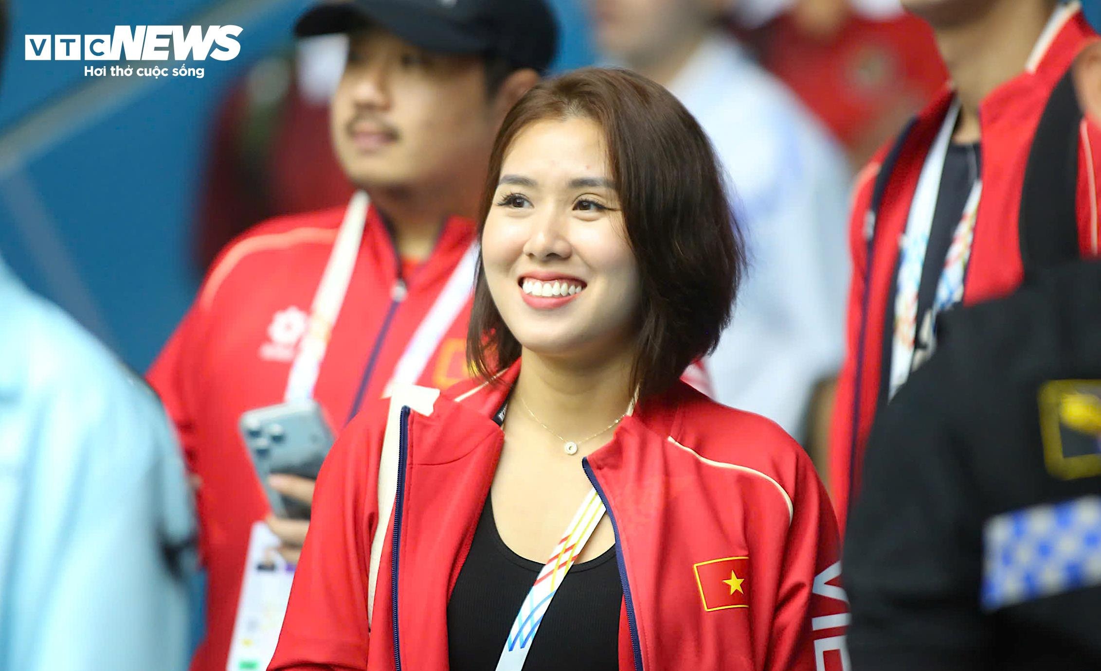 Dàn cổ động viên Việt Nam xuất hiện những nụ cười
