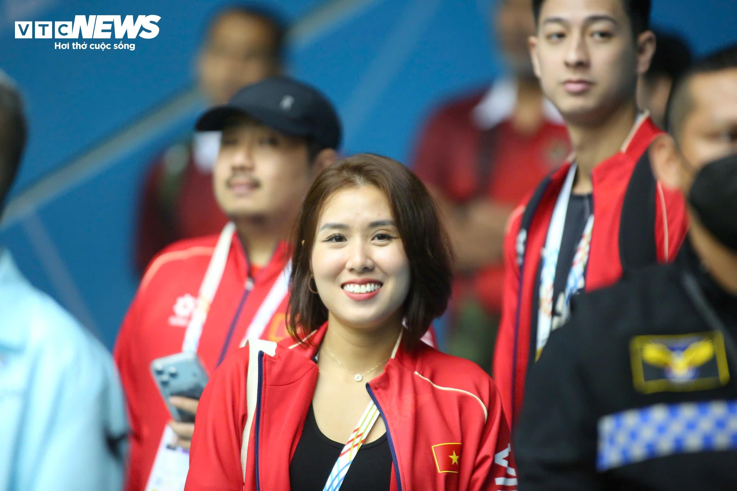 Bà Lê Vũ Hồng Ngọc liên tục có mặt theo dõi nhiều môn thể thao như bóng chuyền, bơi lội và điền kinh. Trên khán đài còn có sự xuất hiện của bà Tracy Thư Lương - nữ doanh nhân nổi tiếng ở TP.HCM trong lĩnh vực xe hơi. Bà Thư Lương là nữ doanh nhân đầu tiên ở Việt Nam sở hữu đội thể thao chuyên nghiệp - CLB bóng rổ Thang Long Warriors. Chiến thắng trước Philippines đưa Việt Nam vào chung kết và đối thủ vẫn là chủ nhà Thái Lan.