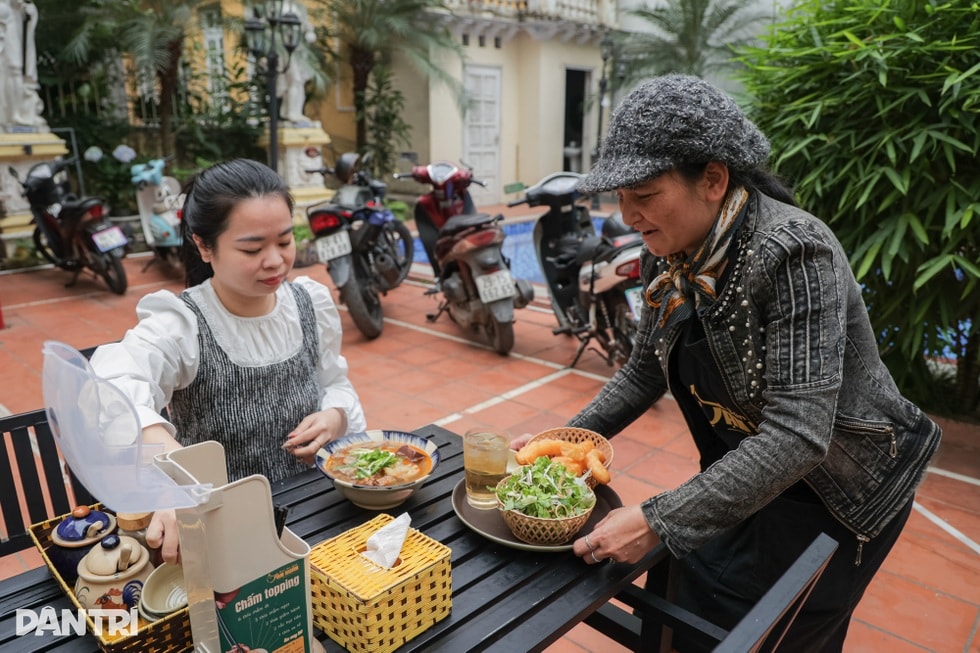 Hà Nội: Bát bún hơn 100.000 đồng, khách ăn trong biệt thự hàng chục tỷ đồng - 3 Hà Nội: Bát bún hơn 100.000 đồng, khách ăn trong biệt thự hàng chục tỷ đồng - 3