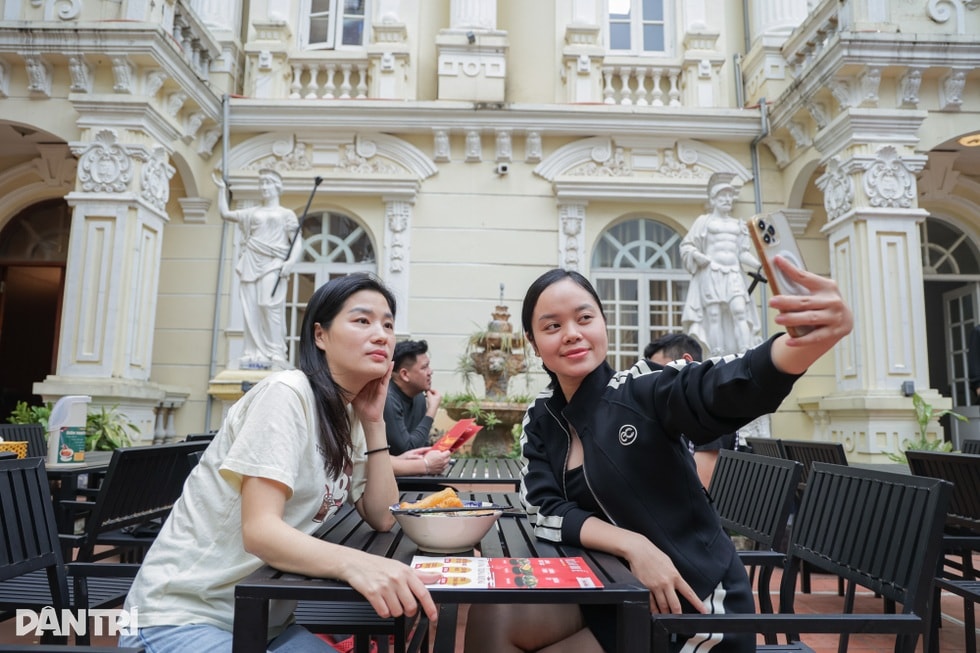 Hà Nội: Bát bún hơn 100.000 đồng, khách ăn trong biệt thự hàng chục tỷ đồng - 1 Hà Nội: Bát bún hơn 100.000 đồng, khách ăn trong biệt thự hàng chục tỷ đồng - 1